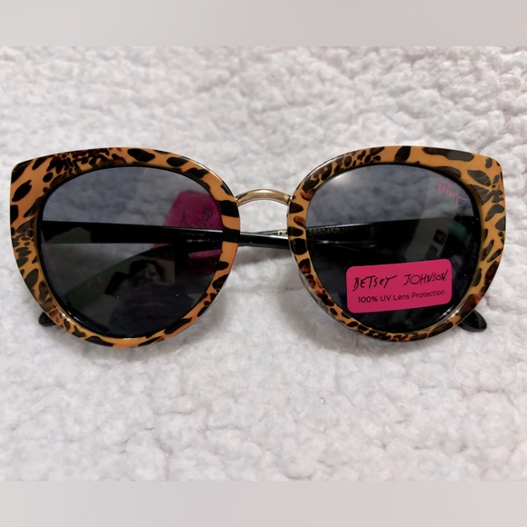 NWT Betsey Johnson Animal Print Sunglasses - Picture 1 of 4